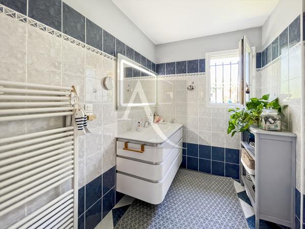Maison de plain-pied avec piscine et divers garages - 3 chambres