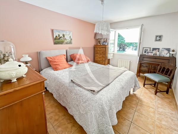 Maison de plain-pied avec piscine et divers garages - 3 chambres