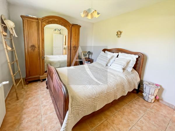 Maison de plain-pied avec piscine et divers garages - 3 chambres