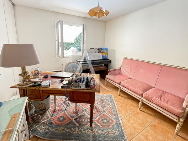 Maison de plain-pied avec piscine et divers garages - 3 chambres