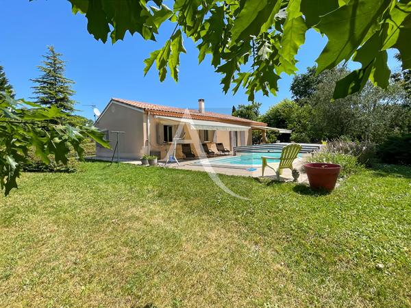 Maison de plain-pied avec piscine et divers garages - 3 chambres