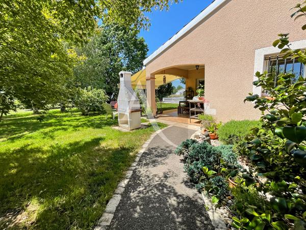 Maison de plain-pied avec piscine et divers garages - 3 chambres