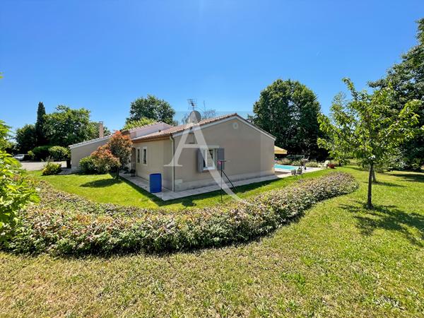 Maison de plain-pied avec piscine et divers garages - 3 chambres