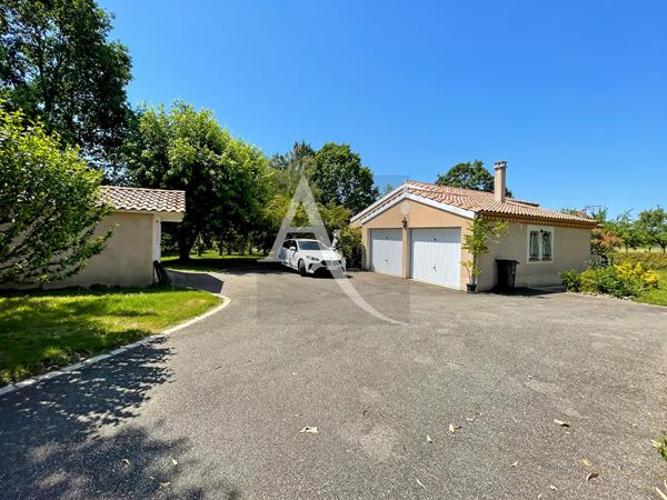 Maison de plain-pied avec piscine et divers garages - 3 chambres