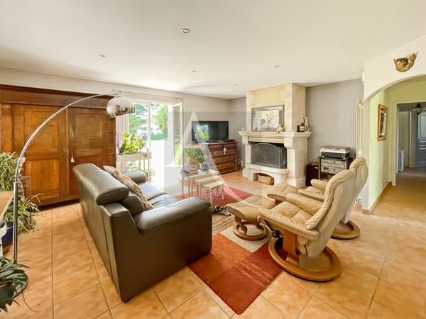 Maison de plain-pied avec piscine et divers garages - 3 chambres