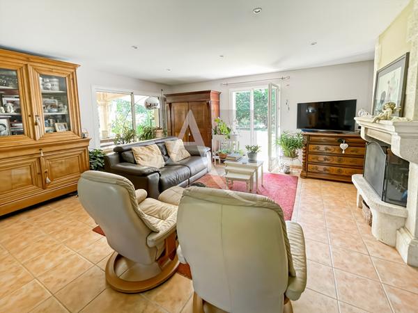 Maison de plain-pied avec piscine et divers garages - 3 chambres