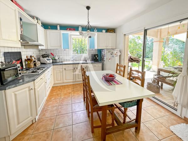 Maison de plain-pied avec piscine et divers garages - 3 chambres
