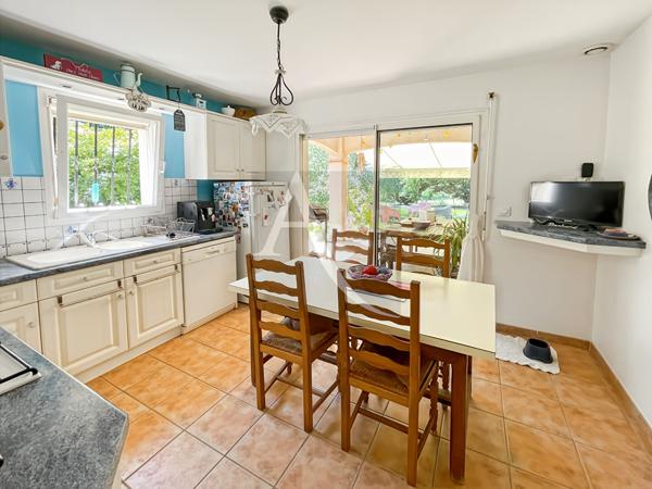 Maison de plain-pied avec piscine et divers garages - 3 chambres