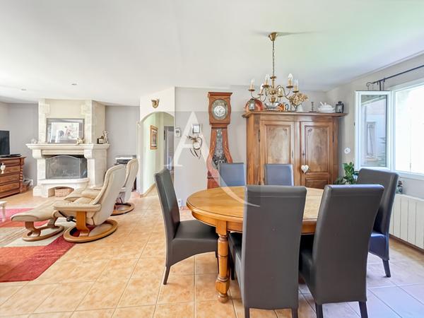 Maison de plain-pied avec piscine et divers garages - 3 chambres
