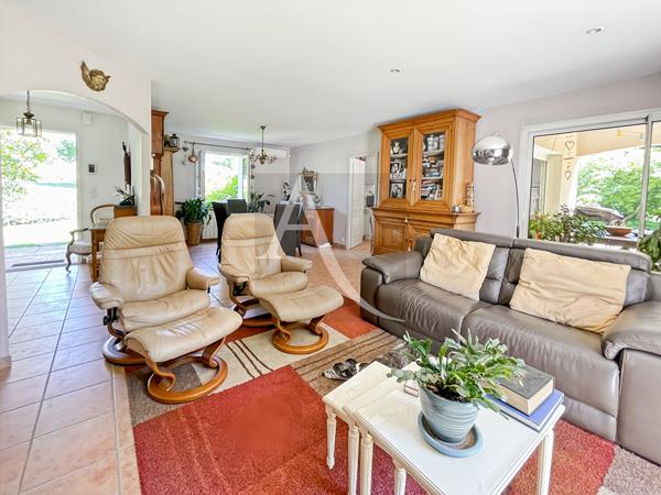 Maison de plain-pied avec piscine et divers garages - 3 chambres