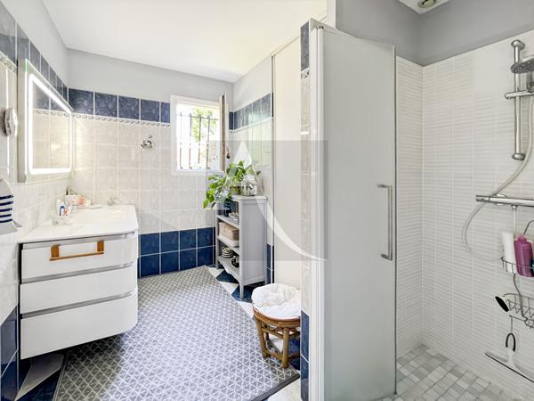 Maison de plain-pied avec piscine et divers garages - 3 chambres
