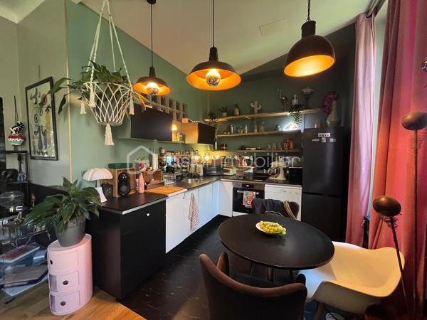 Appartement lumineux plein Sud, charme de l’ancien

Quartier Coulée Verte à Nice, au 2ᵉ étage d’un petit immeuble sans ascenseur, cet appartement séduit par sa luminosité, son calme et son cachet.

Exposé plein Sud et donnant sur un jardin verdoyant, il bénéficie d’un environnement agréable, sans vis-à-vis.

L’appartement offre une belle hauteur sous plafond de 3,10 m et une grande pièce de vie avec salon et cuisine ouverte, créant un espace convivial et lumineux.

Les chambres donne sur cour, au calme.

Les atouts :

* Exposition Sud
* Très lumineux
* Sans vis-à-vis
* Vue sur jardin verdoyant
* Hauteur sous plafond de 3,10 m
* Grand salon avec cuisine ouverte
* Chambres au calme sur cour
* Petit immeuble à taille humaine
* Belle façade
* Aucune procédure en cours dans la copropriété
* Quartier agréable et recherché

Un appartement plein de charme, idéal pour une résidence principale, un pied-à-terre ou un investissement à Nice.

L’immeuble possède également une histoire singulière, ayant autrefois accueilli la Reine Victoria lors de ses séjours niçois.