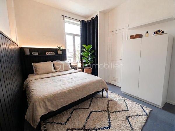 Appartement lumineux plein Sud, charme de l’ancien

Quartier Coulée Verte à Nice, au 2ᵉ étage d’un petit immeuble sans ascenseur, cet appartement séduit par sa luminosité, son calme et son cachet.

Exposé plein Sud et donnant sur un jardin verdoyant, il bénéficie d’un environnement agréable, sans vis-à-vis.

L’appartement offre une belle hauteur sous plafond de 3,10 m et une grande pièce de vie avec salon et cuisine ouverte, créant un espace convivial et lumineux.

Les chambres donne sur cour, au calme.

Les atouts :

* Exposition Sud
* Très lumineux
* Sans vis-à-vis
* Vue sur jardin verdoyant
* Hauteur sous plafond de 3,10 m
* Grand salon avec cuisine ouverte
* Chambres au calme sur cour
* Petit immeuble à taille humaine
* Belle façade
* Aucune procédure en cours dans la copropriété
* Quartier agréable et recherché

Un appartement plein de charme, idéal pour une résidence principale, un pied-à-terre ou un investissement à Nice.

L’immeuble possède également une histoire singulière, ayant autrefois accueilli la Reine Victoria lors de ses séjours niçois.