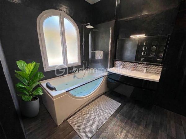 Appartement lumineux plein Sud, charme de l’ancien

Quartier Coulée Verte à Nice, au 2ᵉ étage d’un petit immeuble sans ascenseur, cet appartement séduit par sa luminosité, son calme et son cachet.

Exposé plein Sud et donnant sur un jardin verdoyant, il bénéficie d’un environnement agréable, sans vis-à-vis.

L’appartement offre une belle hauteur sous plafond de 3,10 m et une grande pièce de vie avec salon et cuisine ouverte, créant un espace convivial et lumineux.

Les chambres donne sur cour, au calme.

Les atouts :

* Exposition Sud
* Très lumineux
* Sans vis-à-vis
* Vue sur jardin verdoyant
* Hauteur sous plafond de 3,10 m
* Grand salon avec cuisine ouverte
* Chambres au calme sur cour
* Petit immeuble à taille humaine
* Belle façade
* Aucune procédure en cours dans la copropriété
* Quartier agréable et recherché

Un appartement plein de charme, idéal pour une résidence principale, un pied-à-terre ou un investissement à Nice.

L’immeuble possède également une histoire singulière, ayant autrefois accueilli la Reine Victoria lors de ses séjours niçois.