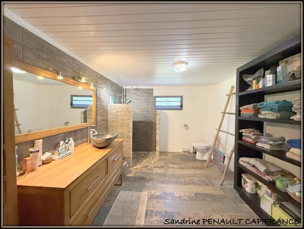 A VENDRE A SINNAMARY UNE MAGNIFIQUE MAISON T4 DE 193 m² SUPERFICIE TERRAIN 6 HECTARES - AU PRIX DE 475 000 €.