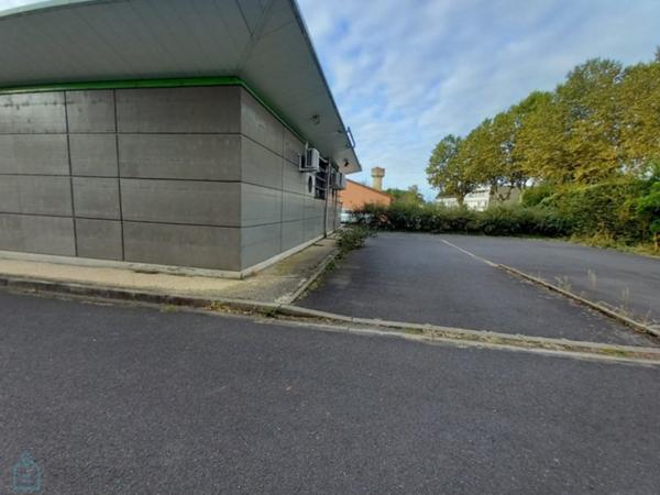 THIERS 63300 Local commercial 225m²