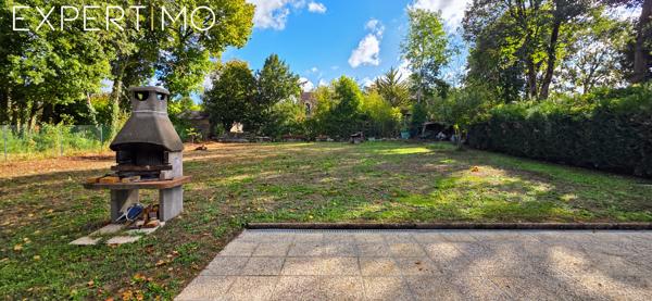 LE CONFORT D’UN BEAU PLAIN-PIED RÉNOVÉ, AVEC SOUS-SOL TOTAL ET GRAND JARDIN