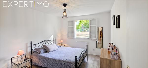LE CONFORT D’UN BEAU PLAIN-PIED RÉNOVÉ, AVEC SOUS-SOL TOTAL ET GRAND JARDIN