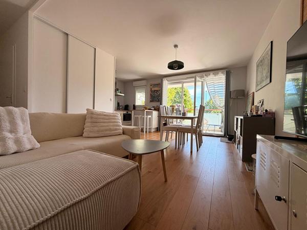 La Beaujoire - Dans petit collectif récent, appartement deux pièces très lumineux. Grand balcon, garage en sous-sol.