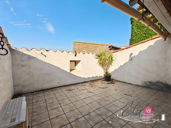 Maison de caractère traversante avec terrasse, atelier et vaste garage
