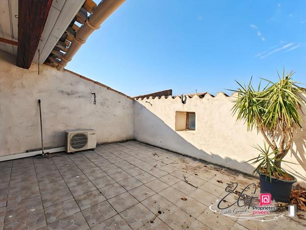 Maison de caractère traversante avec terrasse, atelier et vaste garage