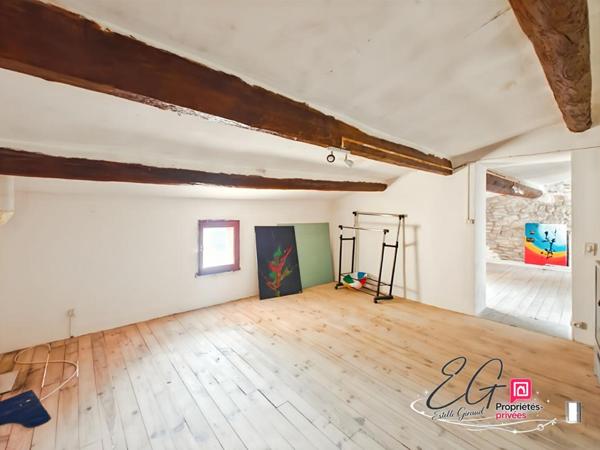 Maison de caractère traversante avec terrasse, atelier et vaste garage