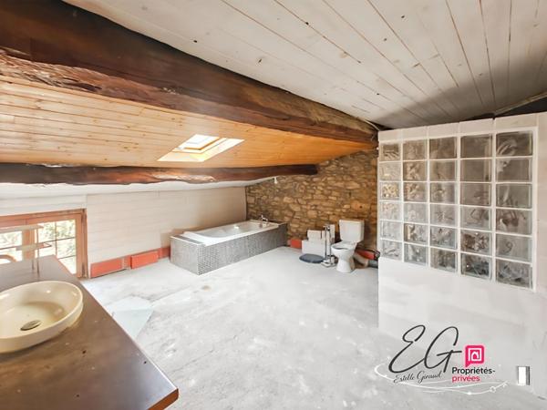 Maison de caractère traversante avec terrasse, atelier et vaste garage