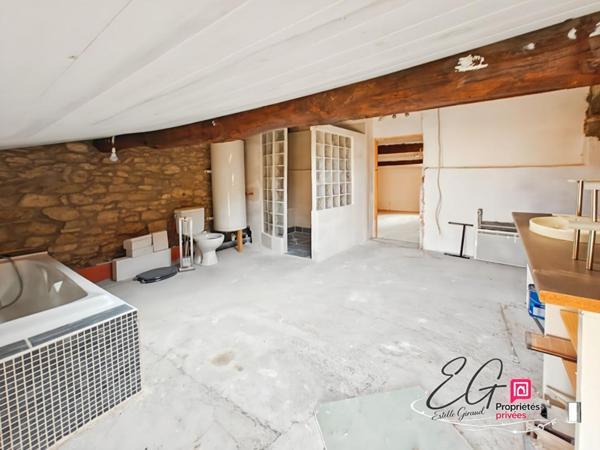Maison de caractère traversante avec terrasse, atelier et vaste garage