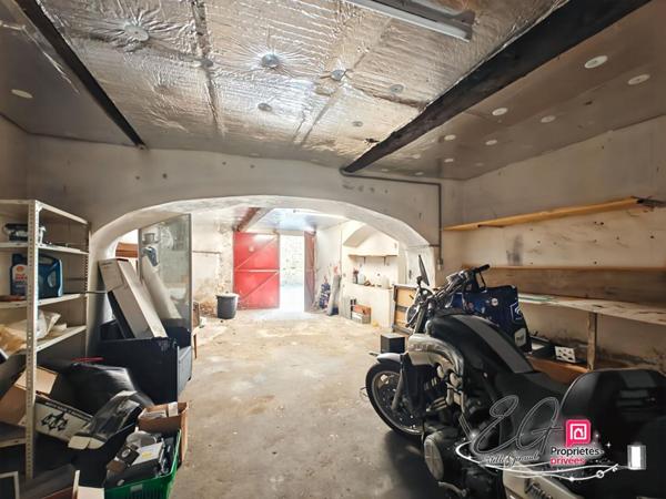 Maison de caractère traversante avec terrasse, atelier et vaste garage