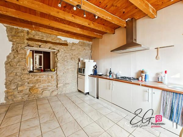 Maison de caractère traversante avec terrasse, atelier et vaste garage