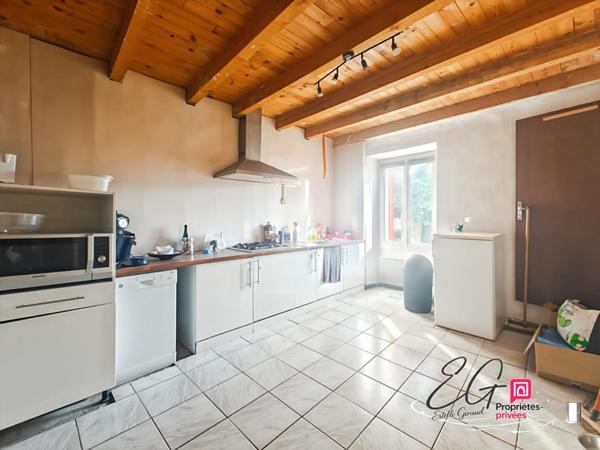 Maison de caractère traversante avec terrasse, atelier et vaste garage