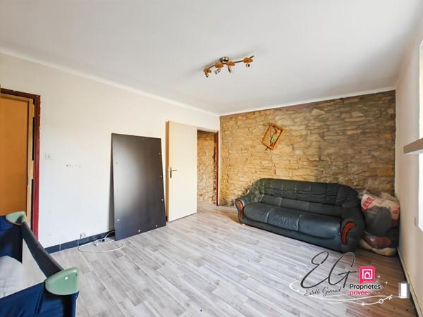 Maison de caractère traversante avec terrasse, atelier et vaste garage