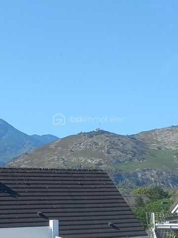 Découvrez cette charmante maison de 111 m², construite en 1994 de plain-pied avec des combles aménageables.
Idéalement située, elle offre un cadre de vie exceptionnel grâce à ses nombreuses commodités à proximité et son quartier.

Cette maison de type traditionnelle propose un espace de vie généreux de 5 pièces. Bâtie sur un terrain clôturé, elle n'est pas mitoyenne et jouit d'une tranquillité recherchée.

Sa cuisine récente, lumineuse et son séjour spacieux invitent à la convivialité. Les matériaux utilisés, suggèrent un bon niveau de confort, offrant une maison en parfait état, prête à être habitée.

À l'extérieur, vous trouverez deux terrasses parfaites pour des moments de détente en plein air, ainsi que trois parkings garantissant un stationnement aisé et sécurisé.

La maison est équipée d'un insert bois et possède des combles aménageables ainsi qu'une buanderie/cellier.
Son emplacement, sa construction qualitative, son garage, son jardin clôturé, sa proximité avec les commodités urbaines et les transports en commun sont des atouts majeurs pour profitez d’un accès facile aux commerces, écoles, et autres services essentiels à la vie quotidienne.

Une opportunité idéale pour les familles ou les personnes recherchant un investissement immobilier attractif. Conctactez MARIE-CÉCILE MATHEU pour plus de détails ou pour planifier une visite de cette propriété unique.