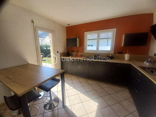Découvrez cette charmante maison de 111 m², construite en 1994 de plain-pied avec des combles aménageables.
Idéalement située, elle offre un cadre de vie exceptionnel grâce à ses nombreuses commodités à proximité et son quartier.

Cette maison de type traditionnelle propose un espace de vie généreux de 5 pièces. Bâtie sur un terrain clôturé, elle n'est pas mitoyenne et jouit d'une tranquillité recherchée.

Sa cuisine récente, lumineuse et son séjour spacieux invitent à la convivialité. Les matériaux utilisés, suggèrent un bon niveau de confort, offrant une maison en parfait état, prête à être habitée.

À l'extérieur, vous trouverez deux terrasses parfaites pour des moments de détente en plein air, ainsi que trois parkings garantissant un stationnement aisé et sécurisé.

La maison est équipée d'un insert bois et possède des combles aménageables ainsi qu'une buanderie/cellier.
Son emplacement, sa construction qualitative, son garage, son jardin clôturé, sa proximité avec les commodités urbaines et les transports en commun sont des atouts majeurs pour profitez d’un accès facile aux commerces, écoles, et autres services essentiels à la vie quotidienne.

Une opportunité idéale pour les familles ou les personnes recherchant un investissement immobilier attractif. Conctactez MARIE-CÉCILE MATHEU pour plus de détails ou pour planifier une visite de cette propriété unique.