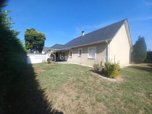 Découvrez cette charmante maison de 111 m², construite en 1994 de plain-pied avec des combles aménageables.
Idéalement située, elle offre un cadre de vie exceptionnel grâce à ses nombreuses commodités à proximité et son quartier.

Cette maison de type traditionnelle propose un espace de vie généreux de 5 pièces. Bâtie sur un terrain clôturé, elle n'est pas mitoyenne et jouit d'une tranquillité recherchée.

Sa cuisine récente, lumineuse et son séjour spacieux invitent à la convivialité. Les matériaux utilisés, suggèrent un bon niveau de confort, offrant une maison en parfait état, prête à être habitée.

À l'extérieur, vous trouverez deux terrasses parfaites pour des moments de détente en plein air, ainsi que trois parkings garantissant un stationnement aisé et sécurisé.

La maison est équipée d'un insert bois et possède des combles aménageables ainsi qu'une buanderie/cellier.
Son emplacement, sa construction qualitative, son garage, son jardin clôturé, sa proximité avec les commodités urbaines et les transports en commun sont des atouts majeurs pour profitez d’un accès facile aux commerces, écoles, et autres services essentiels à la vie quotidienne.

Une opportunité idéale pour les familles ou les personnes recherchant un investissement immobilier attractif. Conctactez MARIE-CÉCILE MATHEU pour plus de détails ou pour planifier une visite de cette propriété unique.