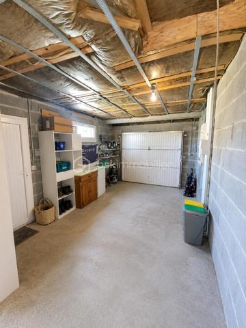 Découvrez cette charmante maison de 111 m², construite en 1994 de plain-pied avec des combles aménageables.
Idéalement située, elle offre un cadre de vie exceptionnel grâce à ses nombreuses commodités à proximité et son quartier.

Cette maison de type traditionnelle propose un espace de vie généreux de 5 pièces. Bâtie sur un terrain clôturé, elle n'est pas mitoyenne et jouit d'une tranquillité recherchée.

Sa cuisine récente, lumineuse et son séjour spacieux invitent à la convivialité. Les matériaux utilisés, suggèrent un bon niveau de confort, offrant une maison en parfait état, prête à être habitée.

À l'extérieur, vous trouverez deux terrasses parfaites pour des moments de détente en plein air, ainsi que trois parkings garantissant un stationnement aisé et sécurisé.

La maison est équipée d'un insert bois et possède des combles aménageables ainsi qu'une buanderie/cellier.
Son emplacement, sa construction qualitative, son garage, son jardin clôturé, sa proximité avec les commodités urbaines et les transports en commun sont des atouts majeurs pour profitez d’un accès facile aux commerces, écoles, et autres services essentiels à la vie quotidienne.

Une opportunité idéale pour les familles ou les personnes recherchant un investissement immobilier attractif. Conctactez MARIE-CÉCILE MATHEU pour plus de détails ou pour planifier une visite de cette propriété unique.