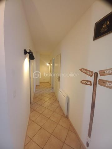Découvrez cette charmante maison de 111 m², construite en 1994 de plain-pied avec des combles aménageables.
Idéalement située, elle offre un cadre de vie exceptionnel grâce à ses nombreuses commodités à proximité et son quartier.

Cette maison de type traditionnelle propose un espace de vie généreux de 5 pièces. Bâtie sur un terrain clôturé, elle n'est pas mitoyenne et jouit d'une tranquillité recherchée.

Sa cuisine récente, lumineuse et son séjour spacieux invitent à la convivialité. Les matériaux utilisés, suggèrent un bon niveau de confort, offrant une maison en parfait état, prête à être habitée.

À l'extérieur, vous trouverez deux terrasses parfaites pour des moments de détente en plein air, ainsi que trois parkings garantissant un stationnement aisé et sécurisé.

La maison est équipée d'un insert bois et possède des combles aménageables ainsi qu'une buanderie/cellier.
Son emplacement, sa construction qualitative, son garage, son jardin clôturé, sa proximité avec les commodités urbaines et les transports en commun sont des atouts majeurs pour profitez d’un accès facile aux commerces, écoles, et autres services essentiels à la vie quotidienne.

Une opportunité idéale pour les familles ou les personnes recherchant un investissement immobilier attractif. Conctactez MARIE-CÉCILE MATHEU pour plus de détails ou pour planifier une visite de cette propriété unique.