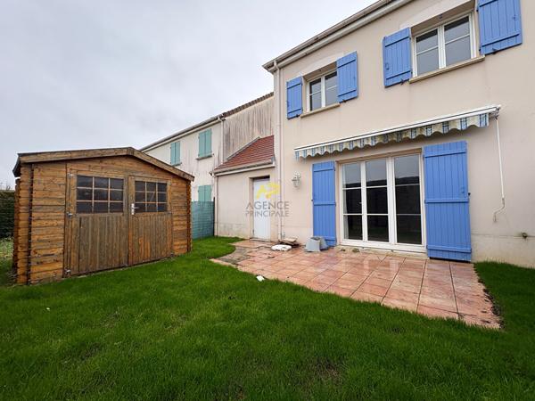 Pavillon 3 chambres - CHAMPS GUILLAUME Loyer 1 850 €/mois **  - Référence  1988