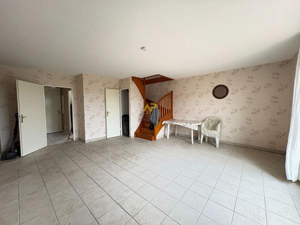 Pavillon 3 chambres - CHAMPS GUILLAUME Loyer 1 850 €/mois **  - Référence  1988