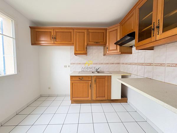 Pavillon 3 chambres - CHAMPS GUILLAUME Loyer 1 850 €/mois **  - Référence  1988