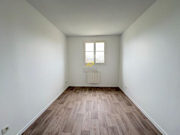 Pavillon 3 chambres - CHAMPS GUILLAUME Loyer 1 850 €/mois **  - Référence  1988