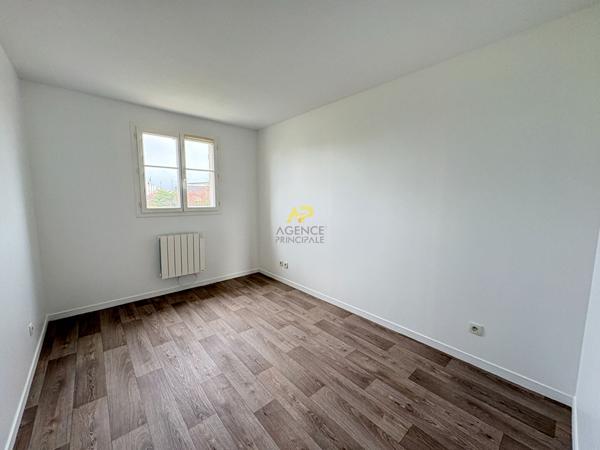 Pavillon 3 chambres - CHAMPS GUILLAUME Loyer 1 850 €/mois **  - Référence  1988