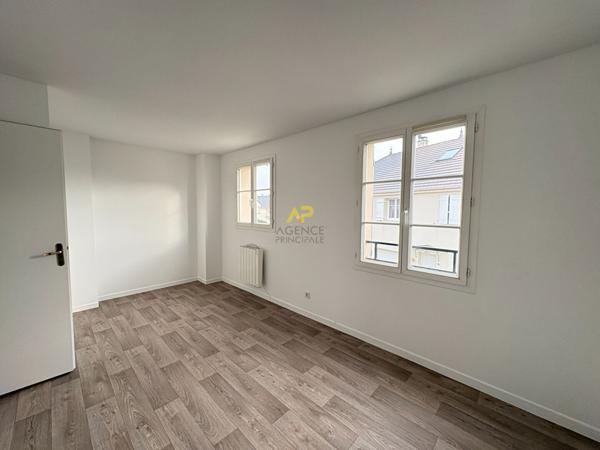 Pavillon 3 chambres - CHAMPS GUILLAUME Loyer 1 850 €/mois **  - Référence  1988