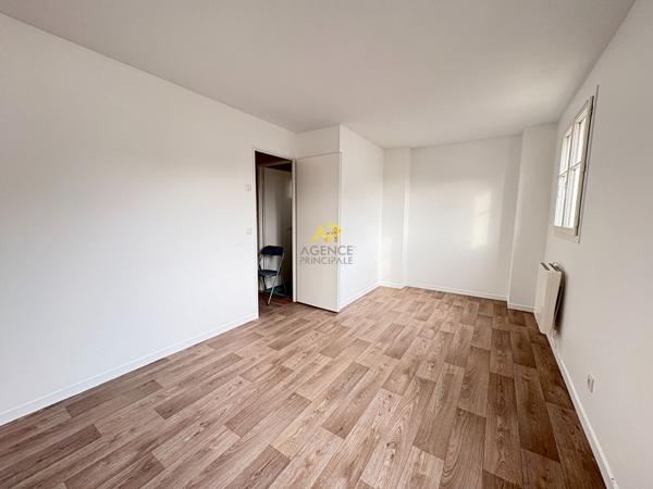 Pavillon 3 chambres - CHAMPS GUILLAUME Loyer 1 850 €/mois **  - Référence  1988