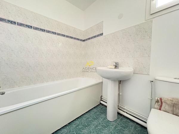 Pavillon 3 chambres - CHAMPS GUILLAUME Loyer 1 850 €/mois **  - Référence  1988