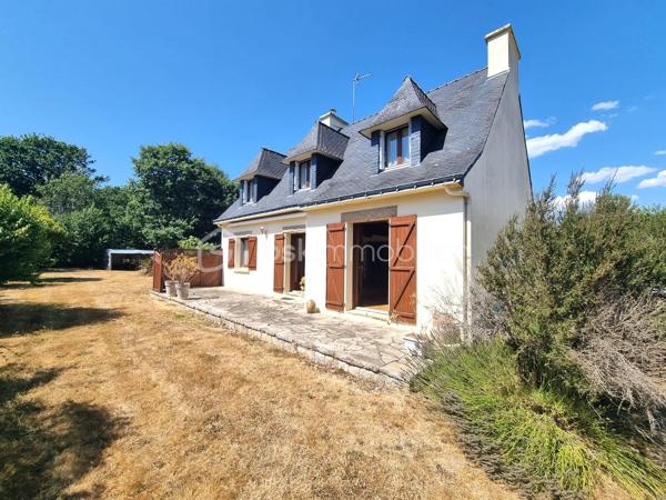 Opportunité sur Clohars-Carnoët.

Idéalement située, au calme et à 2 minutes en voiture du centre, à 20 minutes de Lorient, à 20 minutes du Fort-Bloqué et à 12 minutes de Quimperlé.

Maison avec une vie de plain-pied, non mitoyenne, comprenant :
• Rez-de-chaussée : une grande entrée, une cuisine, un salon-séjour exposé Sud donnant sur une terrasse, une chambre, une salle d’eau, un WC séparé et un grand jardin.
• Étage : un couloir desservant 3 chambres, un bureau, une salle de bain et un WC séparé.

La maison dispose d’un garage d’environ 40 m².
Travaux à prévoir.
Le tout sur une parcelle de plus de 2 000 m².

✅ Vous serez séduit par :
• Environnement calme
• Proximité immédiate des commodités (commerces, écoles, bus…)
• Nombreux rangements
• Très bonne construction
• Parcelle constructible

✅ Points techniques :
• Toiture en ardoise naturelle avec crochets inox
• DPE : D