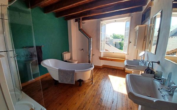 Maison à vendre    6 pièces •  Saint-Léger-Magnazeix