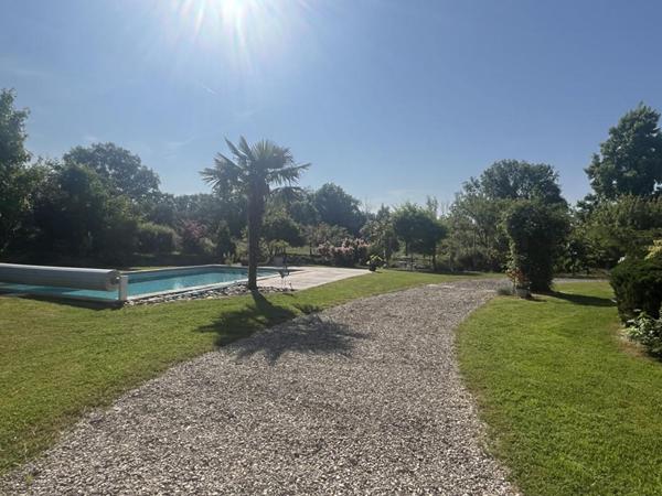 Ferme rénovée 156 m2 -   7 pièce(s) - terrain 2683 m2 avec piscine