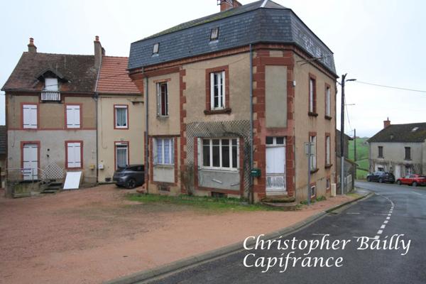 Maison de village, 4 chambres, avec garage et cour.
