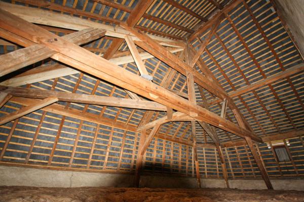 Maison de village, 4 chambres, avec garage et cour.